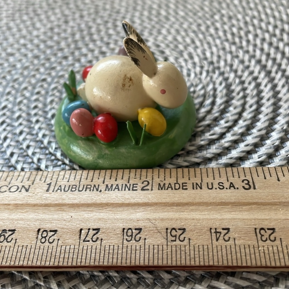 Mid-century Erzgebridge Bunny Sourrounded by Easter Eggs - Picture 2 of 3